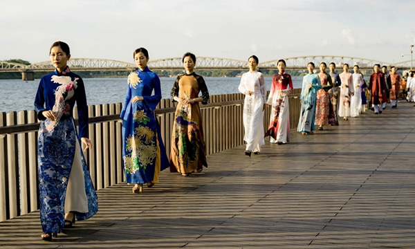 200 modèles d'ao dai de 3 collections réalisées à la rivière des Parfums