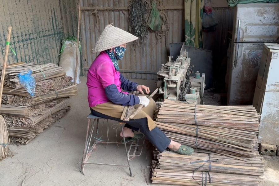 Des artisans locaux âgés fabriquent des bâtonnets d'encens traditionnels dans le village de Quang Phu Cau.