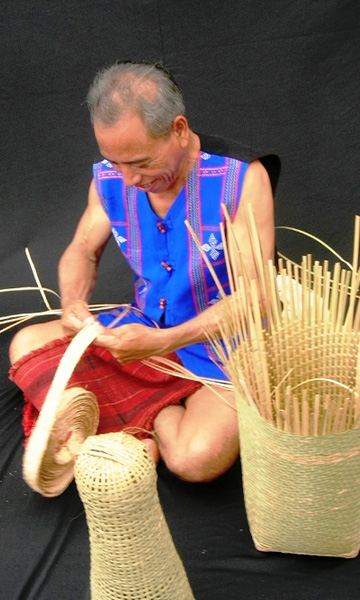 Artisanat de tricot de l'ethnie Katu