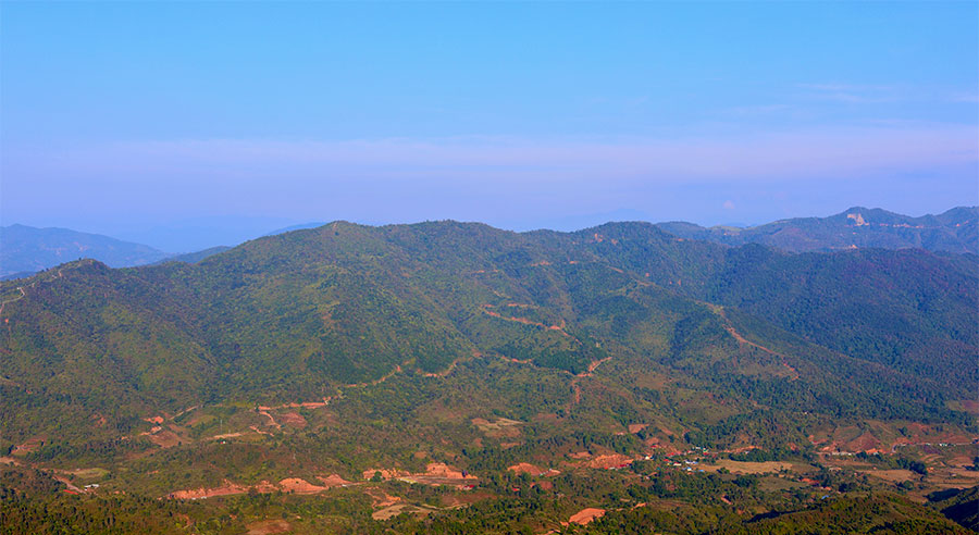 Vue panoramique sur les montagnes verdoyantes et escarpées d'A Pa Chai, une destination isolée du Vietnam. Le paysage est un destination hors des sentiers battus du Vietnam, idéale pour ceux qui recherchent des expériences de voyage uniques.