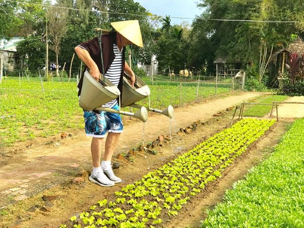 Les visiteurs participent à l'expérience d'arroser les légumes