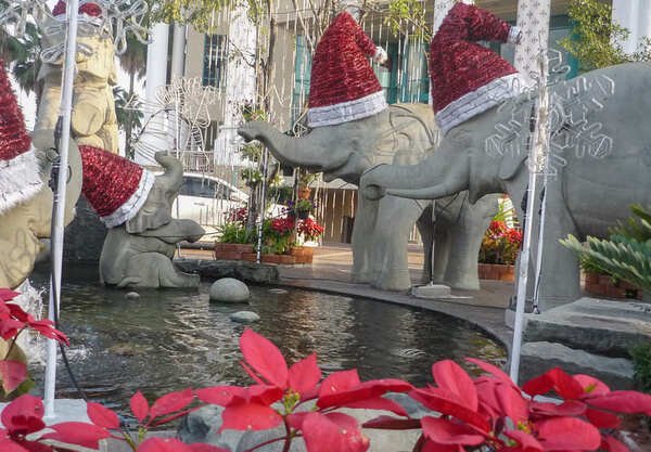 Une fontaine et des statues d’éléphants en Thaïlande décorés à l’occasion des célébrations de Noël