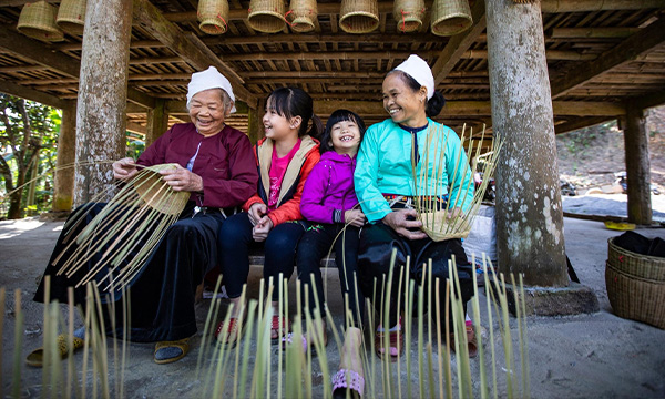 Le tissage et le tricot sont deux artisanats typiques des Muong
