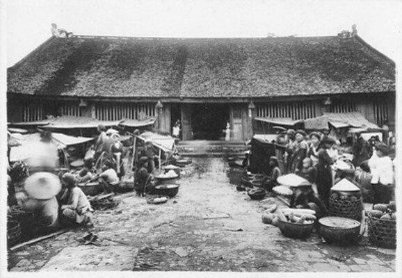Marché devant la maison communale du village de Bat Trang, source : Ecole française d’Extrême-Orient.
