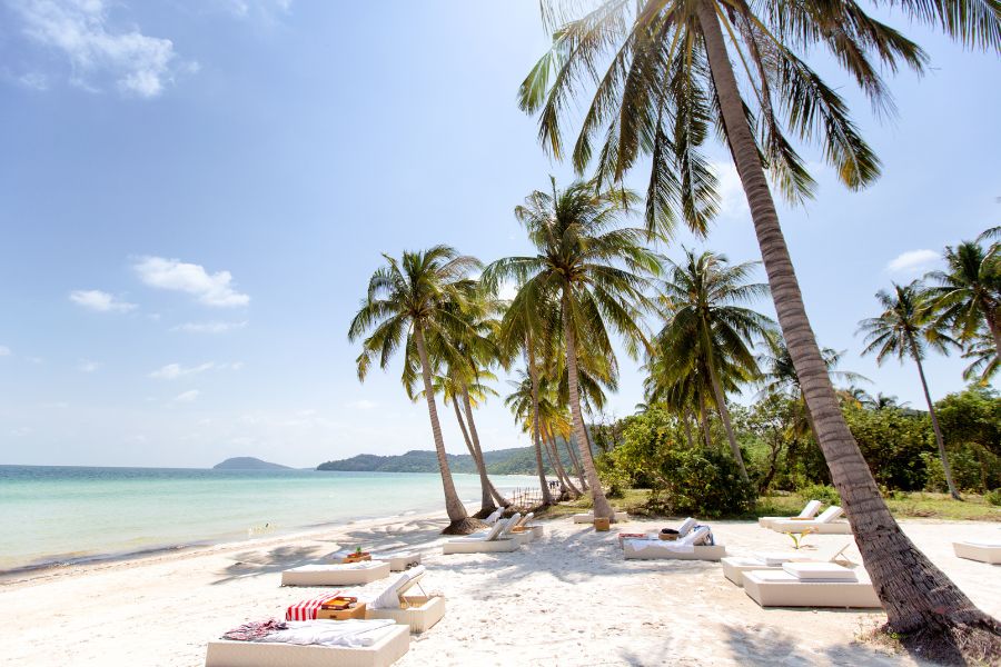 La plage de Bai Sao à Phu Quoc, l'une des plus belles plages du Vietnam, présente du sable blanc poudreux et des eaux turquoise cristallines.