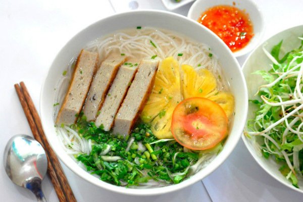 Le ”bun cha ca”, délicieux plat traditionnel vietnamien.