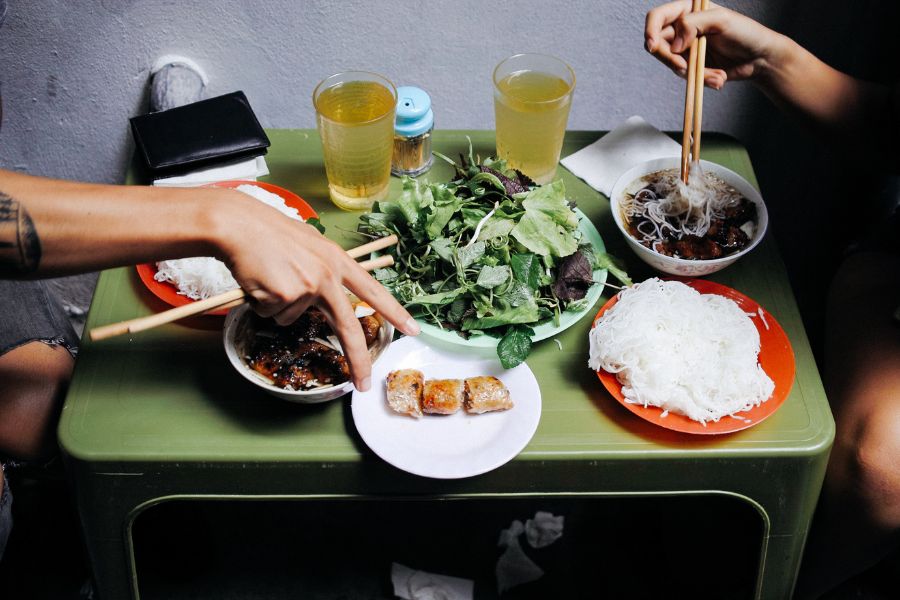 Dive into the rich Vietnamese street food by choosing reliable restaurants.