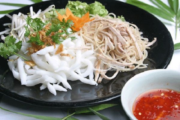 Banh tam bi servi sur un plat avec la sauce.