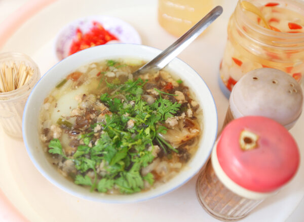 Banh duc nong, un plat de rue d'hiver familier des habitants de Hanoi