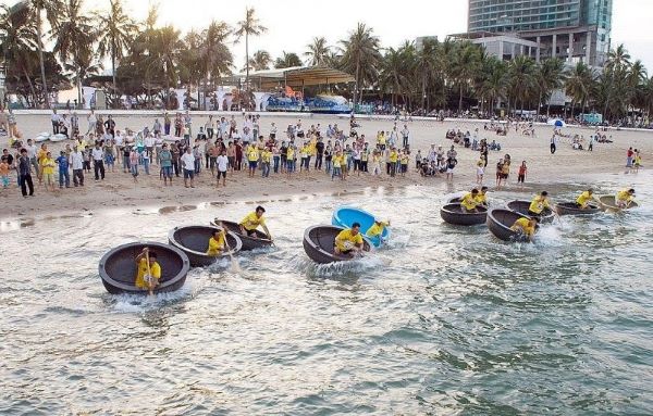 Course de bateaux coracles à Nha Trang, Vietnam