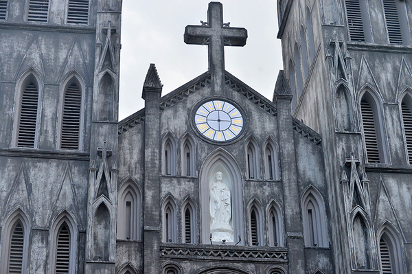 La croix en pierre à la Cathédrale Saint-Joseph