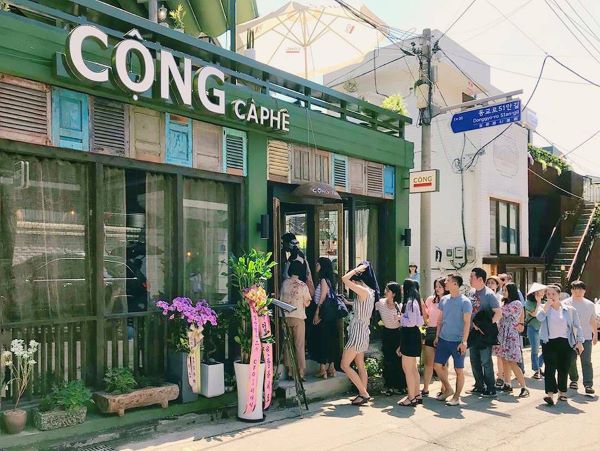 Les étrangers font la queue pour goûter le café à la noix de coco dans leur pays d'origine