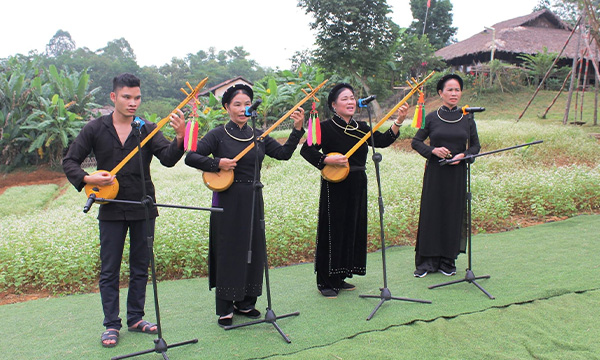 Costumes traditionnels des Tay