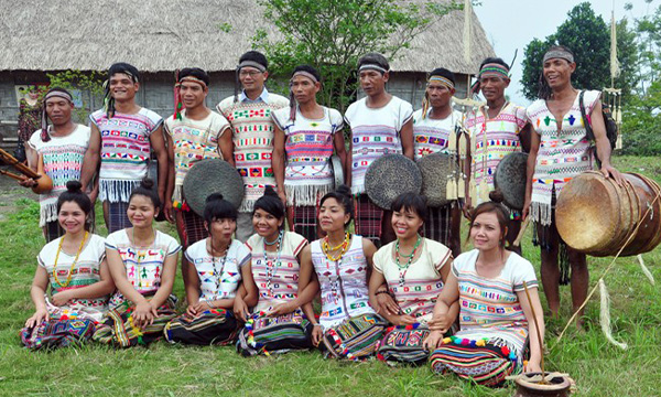 Costumes traditionnels du peuple Ma