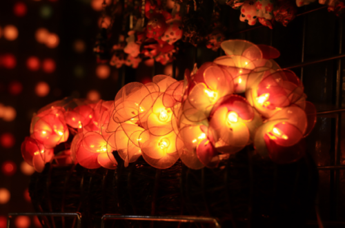 Gros plan sur les décorations lumineuses pendant le festival Awk Phansa