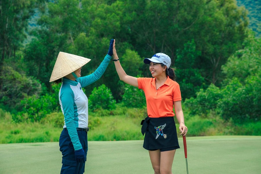 Profitez de vacances de golf au Vietnam avec Paradise Travel pour une expérience personnalisée, avec des parcours de golf de classe mondiale, des complexes de luxe et des expériences culturelles et pittoresques uniques.