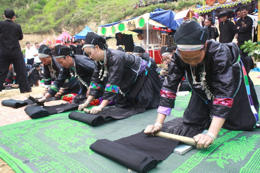 Les costumes ethniques du peuple Nung à Ha Giang est coupé et cousu à partir de tissu noir teint à l'indigo.