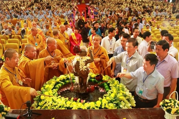 La cérémonie du bain du Bouddha.