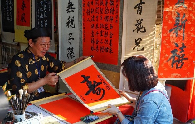 Demander une calligraphie, une tradition pendant le nouvel an au Vietnam.