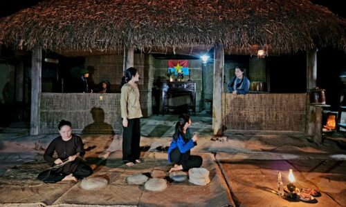 La visite nocturne des tunnels de Cu Chi en mars comprend une scène authentique qui recrée la vie nocturne des habitants de Cu Chi avant Dong Khoi en 1960. Photo : Bich Phuong