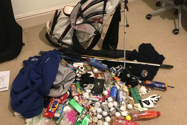 Sac de golf avec balles de golf, gants, notes de score et bouteilles d'eau