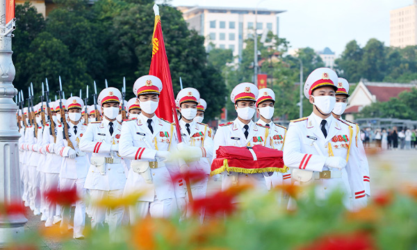 Cérémonie solennelle de lever du drapeau pour célébrer la Fête nationale le 2 septembre au Mausolée de Ho Chi Minh