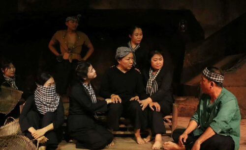 Les acteurs de « Steel Land » ont organisé une soirée dans le district de Cu Chi le 12 décembre, au cours de laquelle ils ont déclaré que le cœur des gens est le tunnel le plus sûr. Photo : Département de la culture et des sports du district de Cu Chi