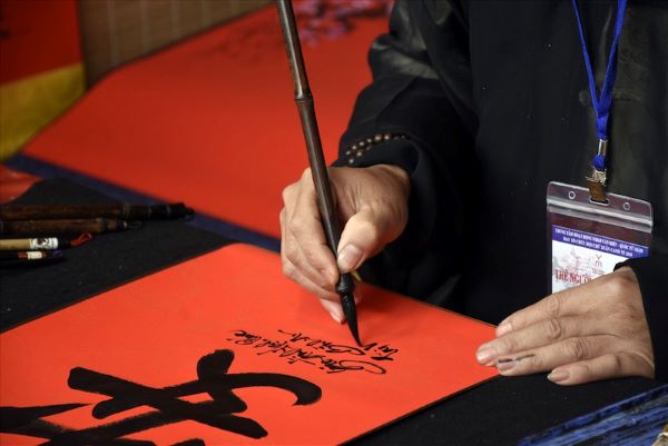 Le calligraphe écrit des lettres