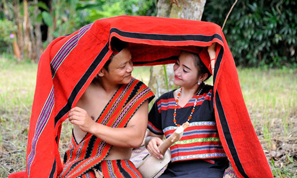 Costumes traditionnels des Ta Oi