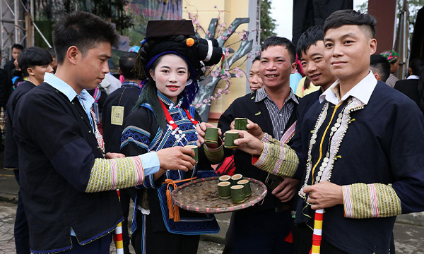 Costumes traditionnels des Ha Nhi Noir
