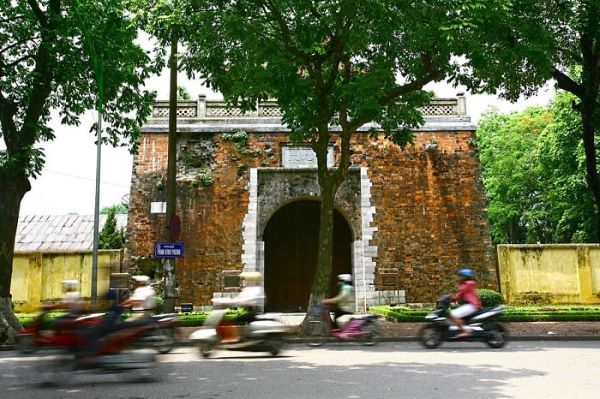 Les visiteurs peuvent visiter les ruines de Cua Bac pendant 48 heures à Hanoi avant de dîner