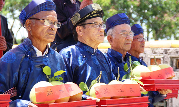 Cérémonie de dévotion au Thanh Trà - spécialité renommée de fruits exquis à Huế