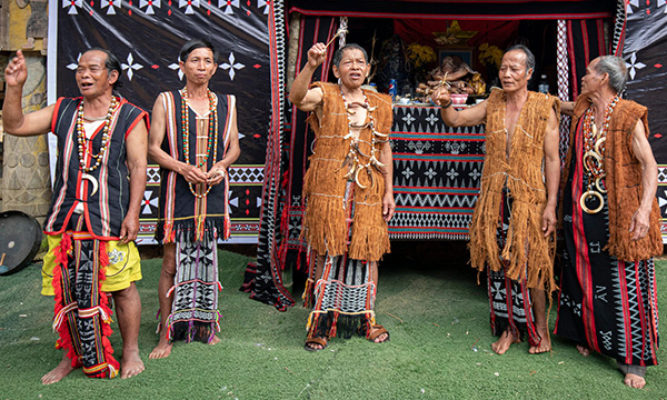 Costumes traditionnels des hommes Katu