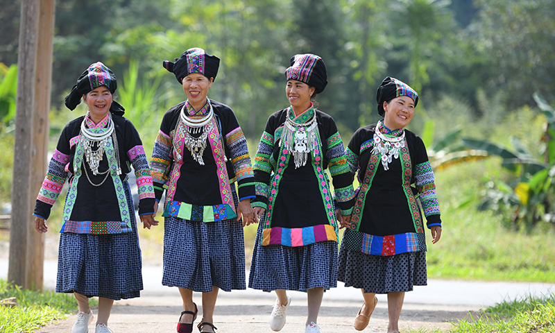 Costumes traditionnels de l'ethnie Bo Y
