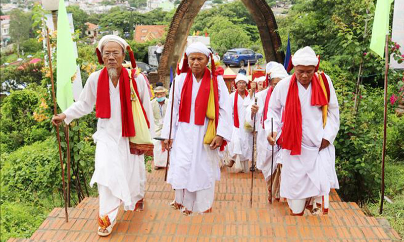 Costumes traditionnels des hommes Cham
