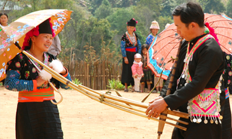 Costumes traditionnels de l'ethnie Hmong