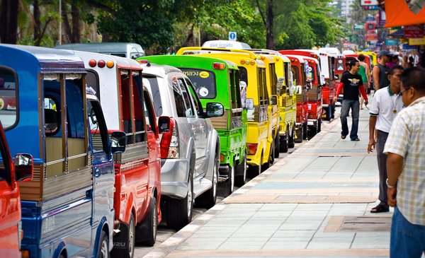 Des tuk-tuks sur Thawiwong Rd., Patong Beach