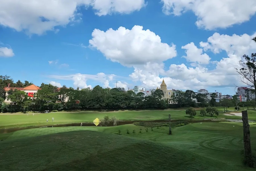 Dalat Palace Golf Club à Dalat, symbole de l'histoire du tourisme de golf au Vietnam.
