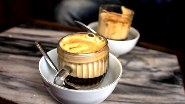 Pour éviter le goût de poisson des œufs, les gens trempent leur tasse de café dans un bol d'eau chaude.