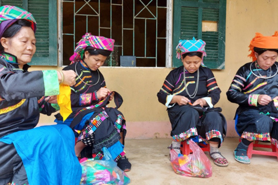 Les costumes ethniques Pu Peo à Ha Giang sont simples mais aussi très sophistiqués.