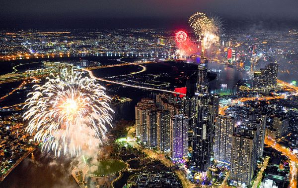 Des feux d'artifice accueillent la nouvelle année à Ho Chi Minh-Ville