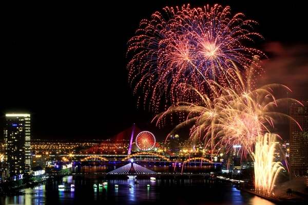 Feux d'artifice pendant le Nouvel An lunaire à Da Nang
