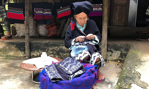Fabrication de textiles, de vêtements - Activité economique typique de l'ethnie Dao