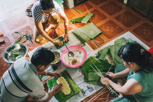 Préparation de Banh Chung – gâteau de riz gluant