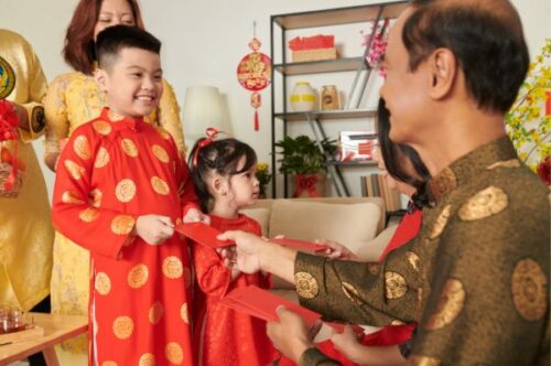 Les grands-parents offrent des enveloppes porte-bonheur