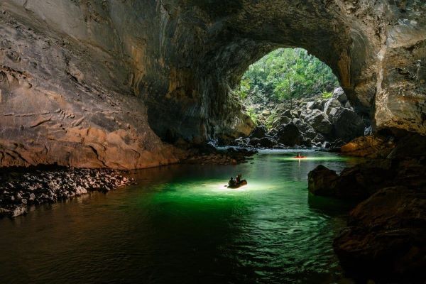 Visiter la grotte en bateau pour observer les roches et l’eau turquoise