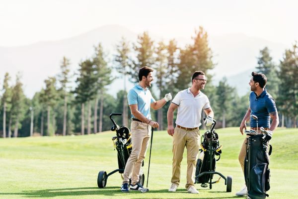 Hommes se reposant et discutant sur le terrain de golf.