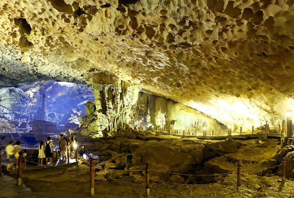 Grotte de la Surprise (Sung Sot) au Vietnam