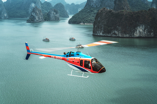 Hélicoptère dans la baie d'Halong