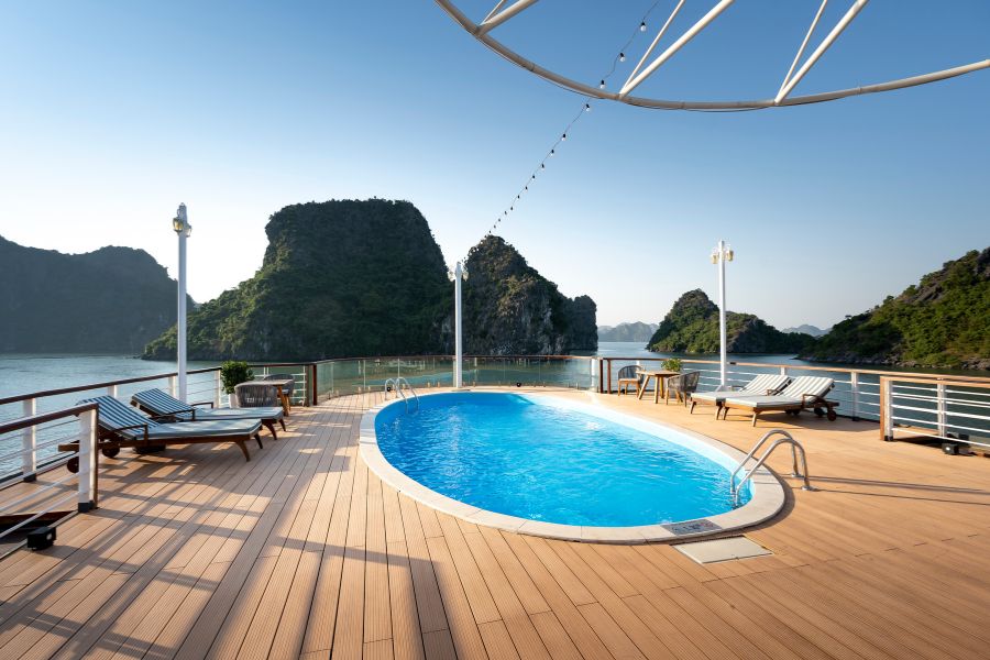 Piscine sur le pont du bateau de croisière dans la baie d'Ha Long